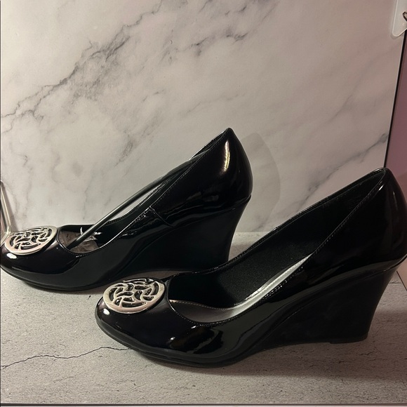 Fioni Black and White Heels with Decorative Accent - Picture 3 of 5